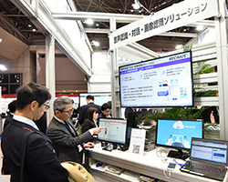 �����F���E�Θb�E�摜�F���\�����[�V�����uRECAIUS(TM)�v