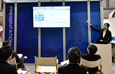 �u�[�X�v���[���e�[�V�����̗l�q