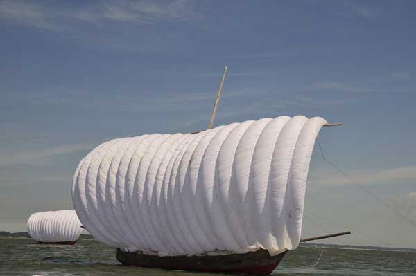 霞ケ浦においてある帆引き舟です。天気や風の状態などで、常に綺麗に開いていることが難しそうです。「順風満帆」・・・公私共に、こうありたいですね。 / 匿名希望［関東TUG］